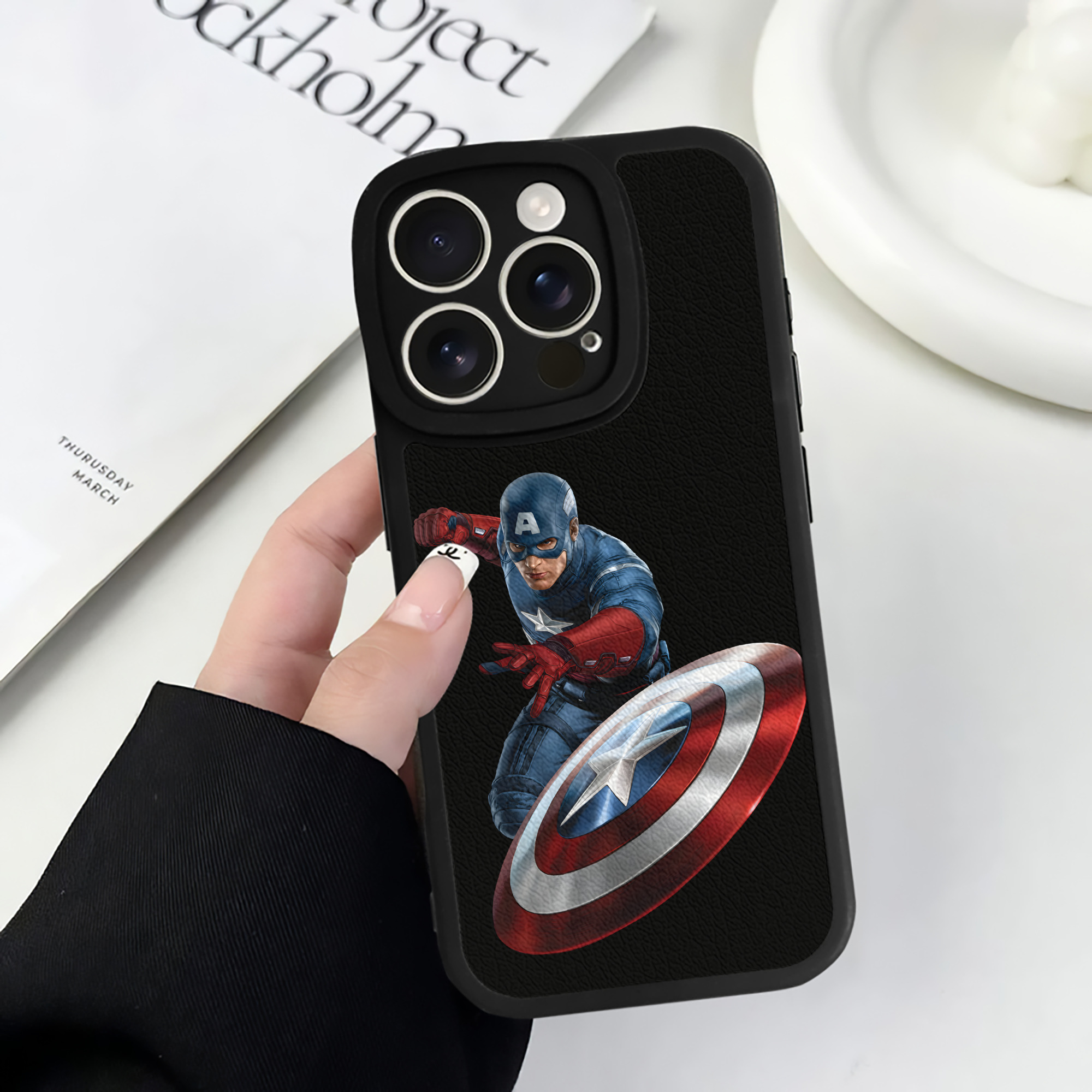 （画像用） アベンジャーズ The Avengers 【iPhone 16シリーズ対応】シリコンスマホケース（レザー調） 材質：シリコン